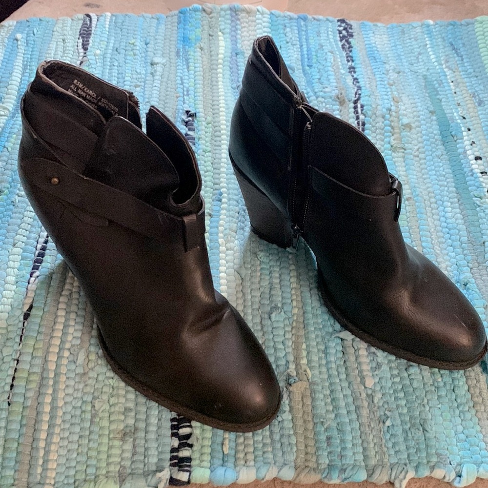 XOXO boots, NWNT 31/2” heels.